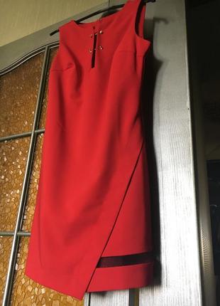 Эффектное красное платье с капелькой вырезом на груди2 фото