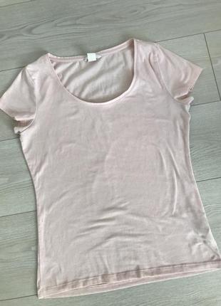 Футболка ніжного кольору
