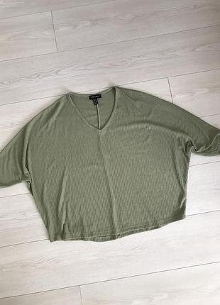 Об ємна футболка кольору хакі