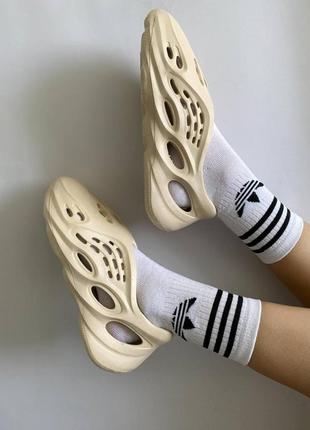 Жіночі бежеві шльопанці adidas yeezy foam runner 🆕 женские бежевые шлепанцы