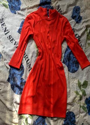 Яскрава сукня в рубчик