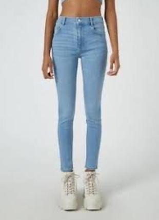 Голубые джинсы skinny pull and bear