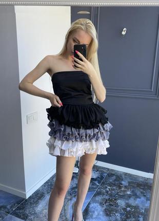 Чёрное коктейльное платье с шифоновыми воланами из трёх цветов