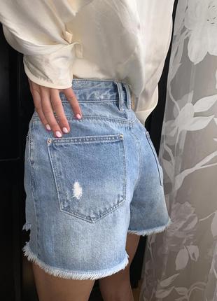 Короткі голубі джинсові шорти з рваностями high waist s7 фото