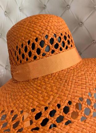 Широкополая летняя соломенная шляпа с посатаными полями и лентами оранжевая3 фото
