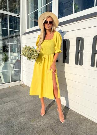 Жовта літня сукня з розрізом