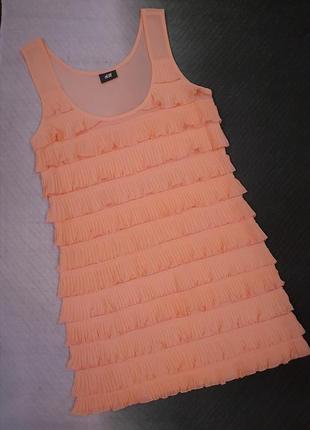 Стильное персиковое платье колокольчик с многослойной плиссировкой1 фото