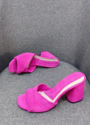 Женские мюли шлёпки из натуральной замши ярко-розового цвета на высоком каблуке3 фото