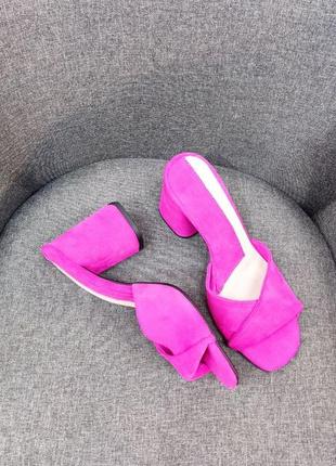 Женские мюли шлёпки из натуральной замши ярко-розового цвета на высоком каблуке