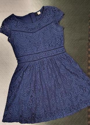 Мереживне плаття в темно-синьому