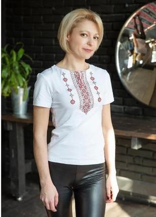 Жіноча футболка вишиванка орнамент червоний на білому1 фото