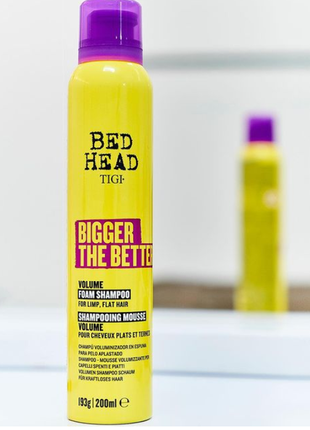 Шампунь-пінка для надання об єму тонкого волосся tigi bed head bigger the better volume foam1 фото