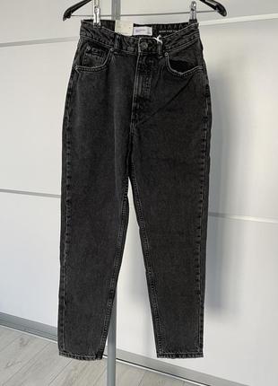 Джинси mom fit із потертостями reserved жіночі джинси темно сірі трендові 2022.