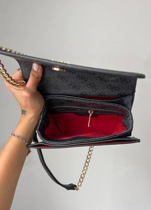 Розкішна чорна брендова сумка в стилі guess з ланцюжком і сердечком сумка чорна з золотим ланцюжком з червоною підкладкою всередині5 фото