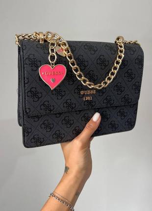 Розкішна чорна брендова сумка в стилі guess з ланцюжком і сердечком сумка чорна з золотим ланцюжком з червоною підкладкою всередині6 фото