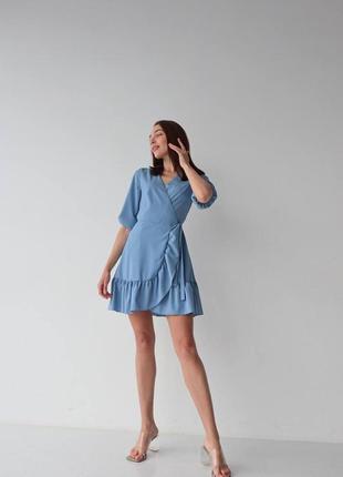 Блакитна сукня на запах з рюшами3 фото