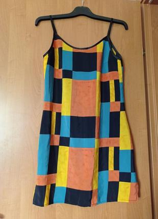 Сукня з кольоровим геометричним принтом на тонких бретельках атласних