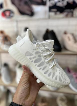 Жіночі кросівки адідас ізі