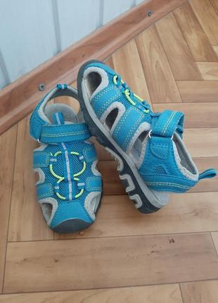 Летние босоножки на липучках