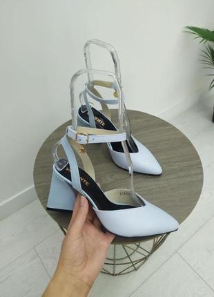 Босоніжки жіночі шкіряні блакитного кольору з відкритою п'ятому п'ятою та закритим носком