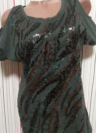 Футболка з відкритими плечима в паєтках