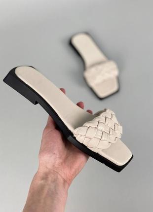 Шльопанці жіночі шкіряні молочного кольору на чорній підошві