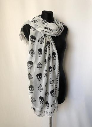 Готический шарф с черепами черно-белый