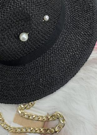 Летняя плетеная шляпа федора с цепью и булавкой pearls черная3 фото
