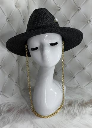 Летняя плетеная шляпа федора с цепью и булавкой pearls черная5 фото