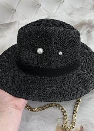 Летняя плетеная шляпа федора с цепью и булавкой pearls черная2 фото