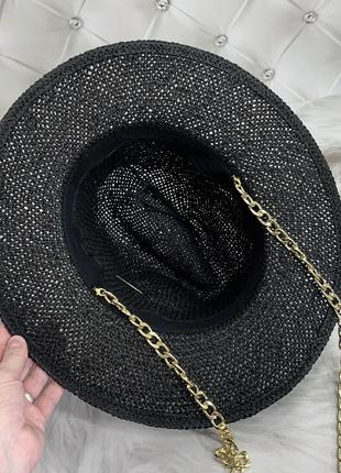 Летняя плетеная шляпа федора с цепью и булавкой pearls черная6 фото