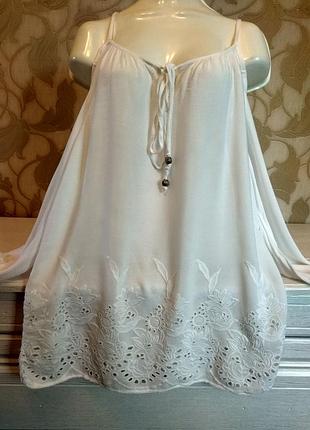 Блузка з голими плечима з ажурною вышевкой