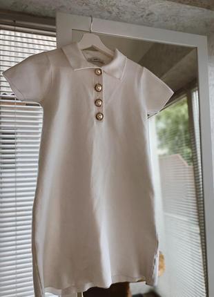 Мягкое белое платье zara с золотыми пуговицами с жемчугом платье-футболка8 фото