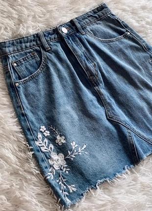Стильная джинсовая юбка с вышивкой denim co2 фото