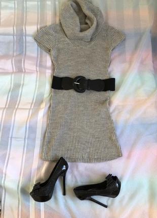 Стильное вязанное платье с горловиной