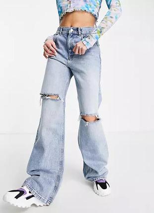 Голубые джинсы с разрезами pull&bear, широкие джинсы wide leg, джинсы клёш с прорезями рваностями