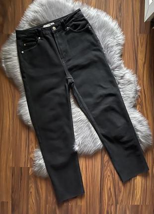 Чёрные женские джинсы с необработанным краем на супер высокой посадке размер м2 фото