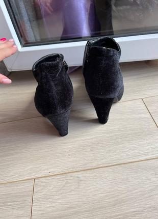 Женские велюровые ботинки на каблуке чёрные5 фото