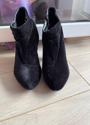 Женские велюровые ботинки на каблуке чёрные4 фото
