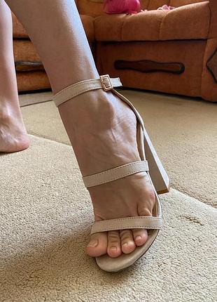 Туфлі на товстому каблуці