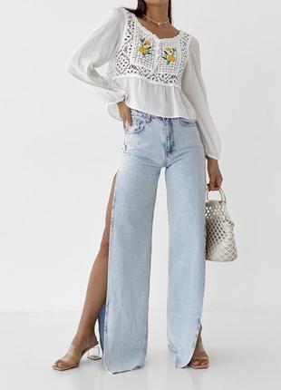Трендовые джинсы с высокими боковыми разрезами
