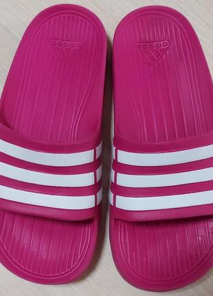 Дитячі рожеві сланці шльопанці adidas duramo slide