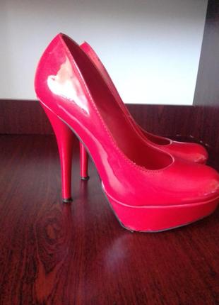 Червоні лакові туфлі2 фото