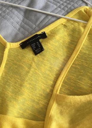 Жовта футболка з відкритими плечима на тонких бретелях6 фото