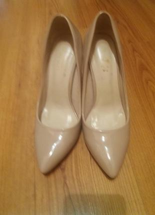 Продам лодочки бежевые