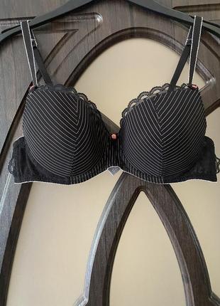 Шикарний, ажурний, бюстгальтер, в білу смужку.