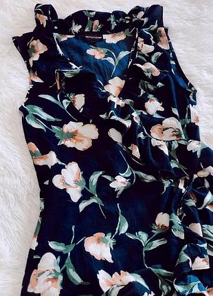 Платье на запах в цветах prettylittlething