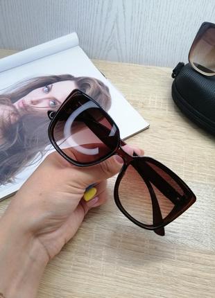 Классические солнцезащитные очки коричневые