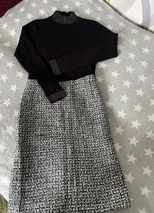 Свитер со стразами и вязанная юбка