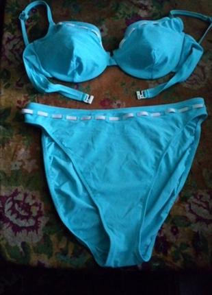 Купальник раздельный.